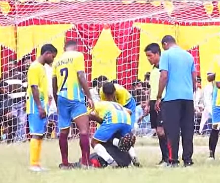  Kingfisher Potka Ke Goalkeeper Bhudeswar Ko Chot lgne ke baad v, Ab Phir Se Khel Rahe